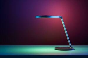 minimaliste LED table lampe éclairant vivement isolé sur une pente Contexte photo