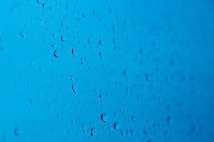 gouttes de pluie sur le verre bleu photo