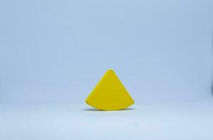 Jaune Triangle sur blanc Contexte photo