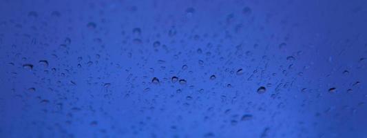 gouttes de pluie sur le verre bleu photo