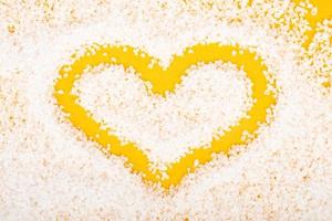 coeur de symbole d'amour jaune, saint valentin 14 février photo