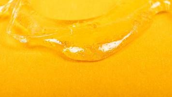 huile de cire de cannabis dorée avec un concentré à haute teneur en thc. photo