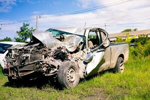 le de face de le voiture a été endommagé et cassé dans une route accident, donc le voiture pourrait ne pas être conduit plus loin. photo