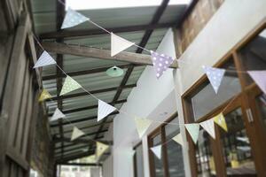 de fête coloré drapeaux décoré sur en bois architecture photo