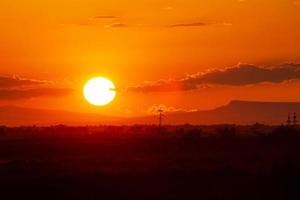vue panoramique dans le magnifique coucher de soleil orange