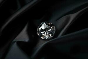 luxe diamant sur une noir en tissu Contexte. coûteux bijoux photo