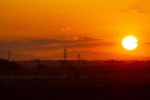 vue panoramique dans le magnifique coucher de soleil orange