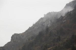 vue sur la montagne a un beau paysage de montagne morninmisty g brume. photo