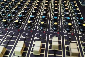 outil de mixage pour un ingénieur du son dans un studio d'enregistrement professionnel