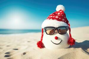 bonhomme de neige portant Père Noël chapeau et des lunettes de soleil sur le plage avec mer arrière-plan, content sablonneux bonhomme de neige avec des lunettes de soleil et Père Noël chapeau sur ensoleillé Noël journée après-midi, ai généré photo