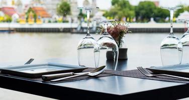 table au restaurant avec vue sur la rivière depuis une large fenêtre photo
