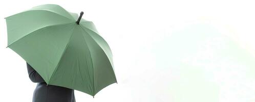 retour vue de femme avec vert ouvert parapluie bannière. produire ai photo