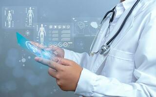 médecin est en utilisant spectacle écran pour médical diagnostique une analyse sur moderne virtuel écran réseau connexion. médical La technologie concept. photo