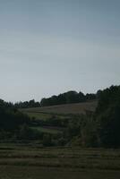 des nuages plus de le montagnes et fermes photo