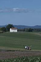 des nuages plus de le montagnes et fermes photo