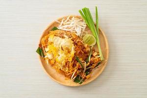 pad thai - nouilles sautées à la thaïlandaise avec œuf