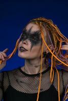 cinématique portrait de Jeune femme avec art étape maquillage et coloré sûr dreadlocks coiffure photo