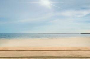 Vide en bois table sur le plage et mer paysage Contexte pour produit afficher montage photo