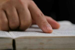 proche en haut de une femme en train de lire une livre et à la recherche par le pages. l'amour de en train de lire et éducation photo