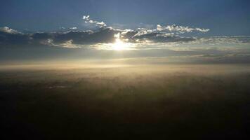 aérien vue de brumeux collines couvert par forêt. magnifique paysage dans le montagnes à lever du soleil. coloré lever du soleil dans boisé Montagne avec brouillard. Matin Aube dans le montagnes. photo