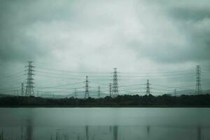 électrique pylônes et électrique fils dans brumeux Matin ou haute Tension tours sur magnifique hiver ciel. haute Tension Publier sur nuageux ciel photo