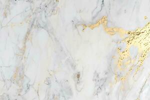 texture de marbre en pierre blanche avec des traits dorés photo