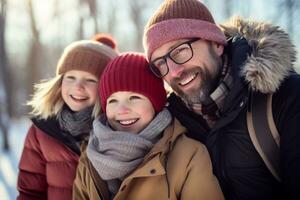 une famille dans hiver vêtements des stands et chats dans de face de une maison dans hiver photo