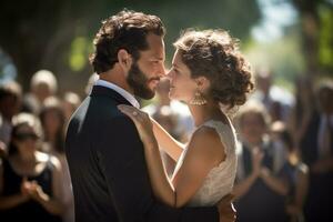 jeune marié et la mariée dans mariage Robes sur une bondé Contexte photo