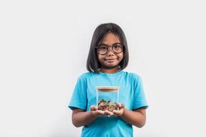 portrait de petite fille avec ses économies en studio shot. photo