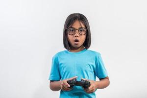portrait de petite fille avec joystick gamer. photo