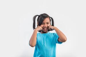 portrait de petite fille drôle agissant en studio shot. photo