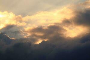 le coucher du soleil coloré ciel avec Soleil et des nuages été beauté paradis Voyage Contexte photo