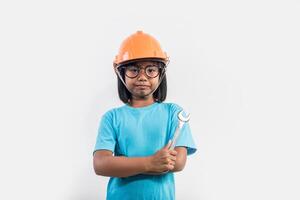 petite fille portant un casque orange en studio shot. photo