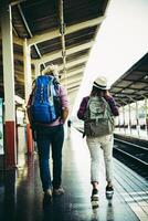 jeune couple hipster en gare. photo