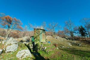 cabane de chasse sur les préalpes italie photo