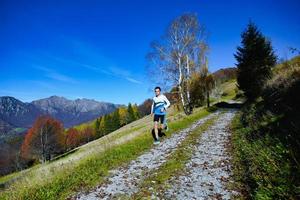 courir en descente sur un chemin de terre sur une colline photo