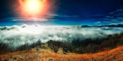 mer de brouillard en automne dans les montagnes photo