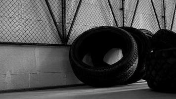 entrepôt de pneus. quatre pneus sur le sol en béton photo