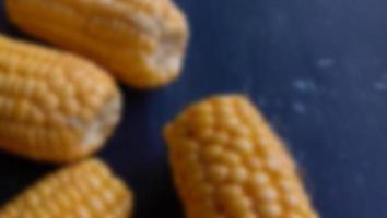 photo de flou de maïs frais sur fond noir