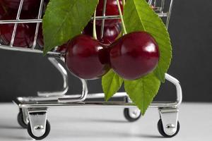 cerises dans le panier d'épicerie photo