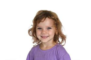Portrait d'une petite fille bouclée sur fond blanc isolé photo