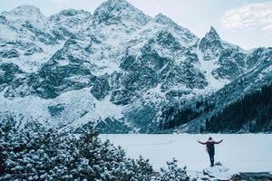 femme dans un poncho dans les montagnes en hiver, aventure et voyage photo
