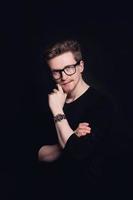 Portrait homme avec des lunettes sur fond noir photo