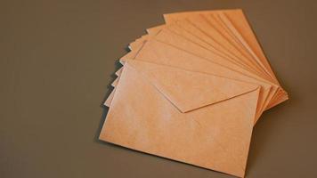 enveloppes artisanales brunes sur fond gris photo