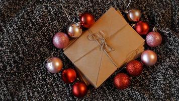 pile de lettres de papier kraft avec des boules de noël rouges et roses photo