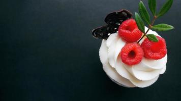 délicieux cupcakes aux framboises sur fond sombre photo