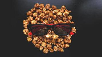 image abstraite du spectateur, des lunettes 3d et du pop-corn sur fond noir photo