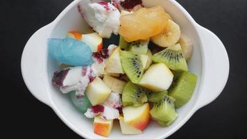 gros plan du désert avec des fruits frais et de la crème glacée photo