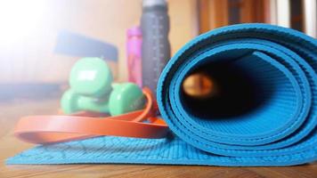 gros plan de yoga, tapis de sol de fitness à la maison en rouleau. concept sain photo