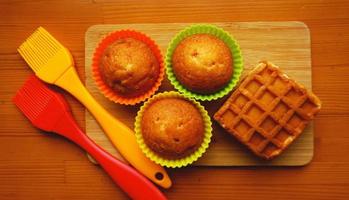 mini muffins simples dans des ustensiles de cuisson en silicone colorés. cuisine photo